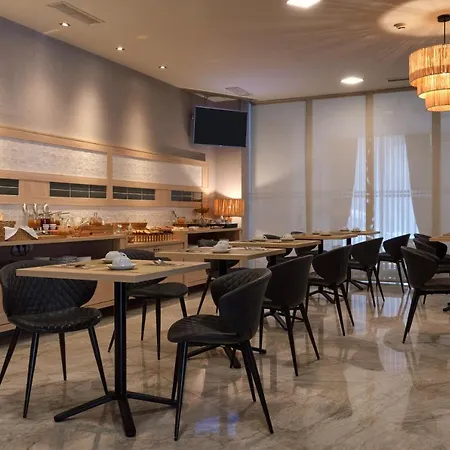 卡斯特罗里尔酒店 酒店